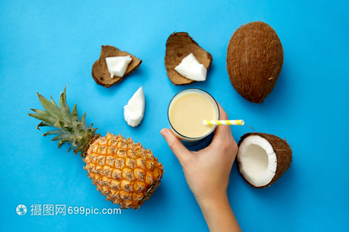 夏日健康之選 手作菠蘿椰子飲，搭配環保紙吸管與藍色風情